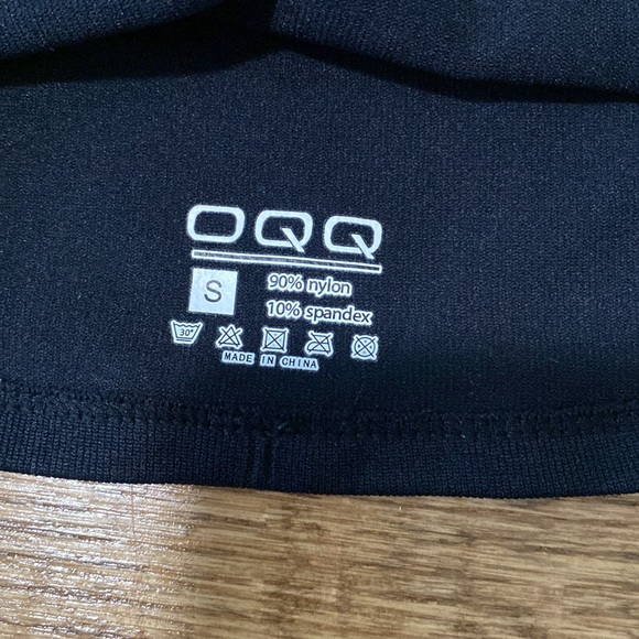 OQQ: BLACK CROP TOP - Picture 2 of 3